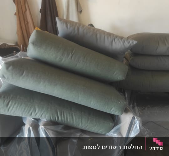 כריות בד מרופדות וממולאות מחדש בסדנת ריפוד